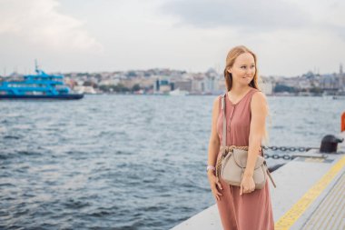 Galataport manzaralı bir kadın turist, İstanbul 'da 2021' de denize açılan bir liman, Galata, İstanbul 'da Karaköy' de yer alıyor..