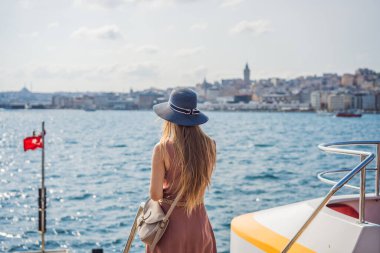 Beyoğlu, İstanbul, Türkiye 'deki Galata Kulesi manzaralı güzel kadın turist portresi. Türkiye.