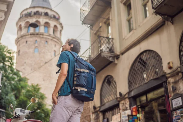 Porträtt Människan Turist Med Utsikt Över Galata Tornet Beyoglu Istanbul — Stockfoto