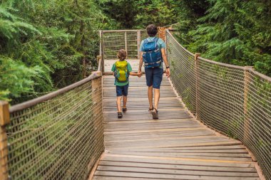 Baba ve oğul turistler Yıldız Parkı 'ndaki Rope Köprüsü' nde. Beşiktaş, İstanbul, Türkiye. Hindi. Çocuk konseptiyle seyahat etmek.