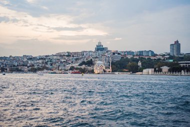 Günbatımında İstanbul, Türkiye. Turist teknesi yazın Golden Horn 'dan denize açılır. İstanbul 'un eski camili güzel güneşli manzarası. İstanbul ve Türkiye 'de seyahat, turizm ve tatil kavramı