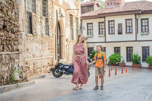Mamma Och Son Turister Gamla Stan Kaleici Antalya Turkiye Panoramautsikt — Stockfoto