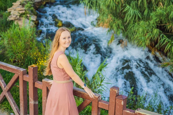 Mulher Bonita Com Cabelos Longos Fundo Cachoeira Duden Antalya Lugares — Fotografia de Stock