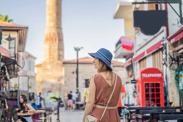 アンタルヤの古い通りの背景に幸せな女性観光客 女性の観光客旅行者は 興味深い場所や人気の観光スポットを発見し アンタルヤの旧市街Kalechiを歩きます トルコ トゥキエ — ストック写真