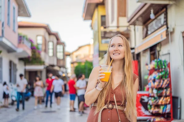 Glad Kvinna Turist Med Färsk Juice Bakgrunden Gamla Gatan Antalya — Stockfoto