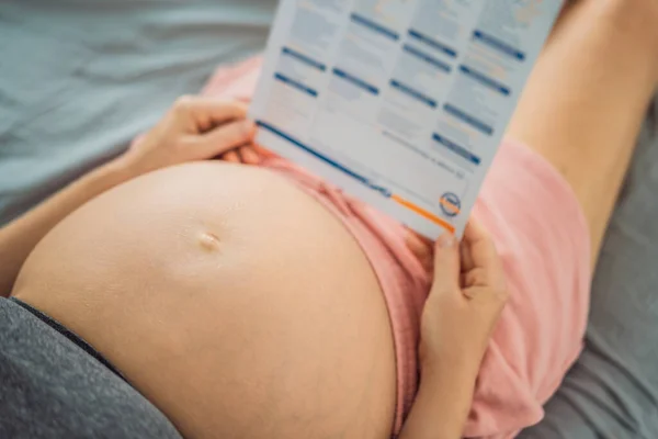 Gravid Kvinna Tittar Resultaten Ett Blodprov Tryckt Papper — Stockfoto
