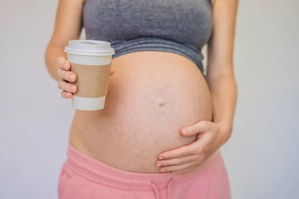 Těhotná Žena Drží Šálek Kávy Rukou Kofeinová Bezpečnost Mýty Kávě — Stock fotografie