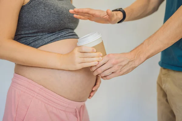 Муж Запрещает Беременной Жене Пить Кофе Беременная Женщина Держит Чашку — стоковое фото