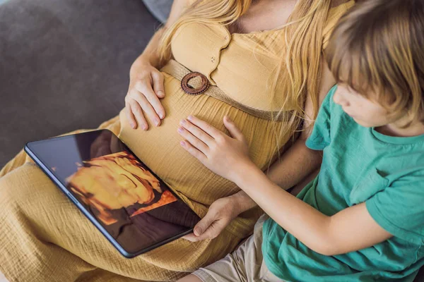 Anya Fia Ultrahangon Nézik Meg Nem Született Öccsét Anyák Tabletjén — Stock Fotó
