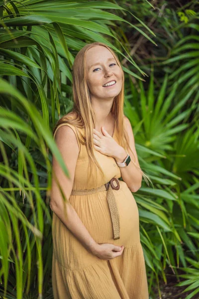 Mujer Embarazada Camina Parque Por Noche Familia Disfrutando Del Embarazo — Foto de Stock