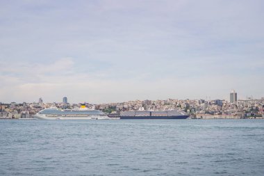 Büyük yolcu gemisi Galataport terminaline yanaştı, Boğaz kıyısında, Karakol Mahallesi 'nde, arka planda Galata Kulesi ile birlikte..