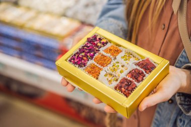 Geleneksel oryantal tatlı kurabiyeler, fındıklar, kurutulmuş meyveler, pastiller, marmelat, şekerli Türk çölü, bal ve şam fıstığı bir sokak gıda pazarında sergileniyor..