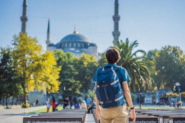 Erkek turist, Mavi Cami Sultanahmet Camii İstanbul, Türkiye manzarasının keyfini çıkarıyor.