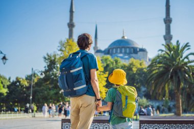 Baba ve oğul turistler, Mavi Cami Sultanahmet Camii İstanbul, Türkiye manzarasının keyfini çıkarıyorlar. Çocuk konseptiyle seyahat etmek.