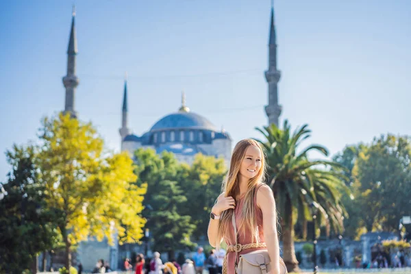 Manzaranın tadını çıkaran kadın turist Mavi Cami Sultanahmet Camii İstanbul, Türkiye.