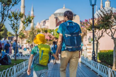 Baba ve oğul turistler, Ayasofya Katedrali 'nin, ünlü İslami Tarihi Cami' nin, İstanbul 'a Seyahat' in güzel manzarasının keyfini çıkarıyorlar. Çocuk konseptiyle seyahat etmek. Güneşli gün mimarisi ve Ayasofya