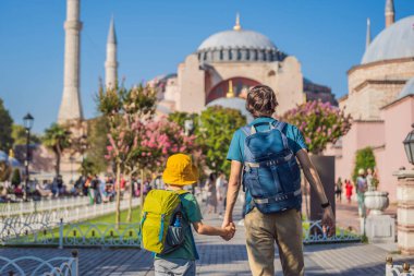 Baba ve oğul turistler, Ayasofya Katedrali 'nin, ünlü İslami Tarihi Cami' nin, İstanbul 'a Seyahat' in güzel manzarasının keyfini çıkarıyorlar. Çocuk konseptiyle seyahat etmek. Güneşli gün mimarisi ve Ayasofya