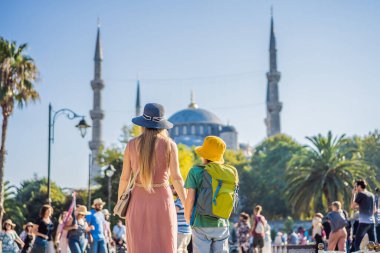 Anne ve oğul turistler, Mavi Cami Sultanahmet Camii İstanbul, Türkiye manzarasının keyfini çıkarıyorlar. Çocuk konseptiyle seyahat etmek.