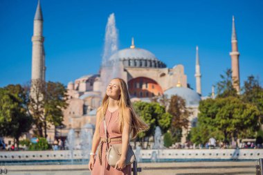 Kadınlar, Ayasofya Katedrali 'nin, ünlü İslami Tarihi Cami' nin, İstanbul 'a Seyahatin tadını çıkarıyor. Güneşli gün mimarisi ve Eminonu 'daki Ayasofya Müzesi, İstanbul, Türkiye. Türkiye.