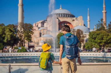 Baba ve oğul turistler, Ayasofya Katedrali 'nin, ünlü İslami Tarihi Cami' nin, İstanbul 'a Seyahat' in güzel manzarasının keyfini çıkarıyorlar. Çocuk konseptiyle seyahat etmek. Güneşli gün mimarisi ve Ayasofya