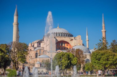 Güneşli gün mimarisi ve Eminonu 'daki Ayasofya Müzesi, İstanbul, Türkiye. Türkiye.