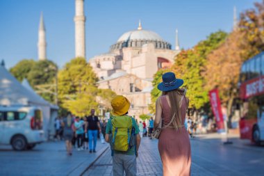 Anne ve oğul turistler, ünlü İslami Tarihi Cami, İstanbul, Türkiye 'ye Seyahat olmak üzere Ayasofya Katedrali' nin güzel manzarasının keyfini çıkarıyorlar. Çocuk konseptiyle seyahat etmek. Güneşli gün mimarisi ve Ayasofya
