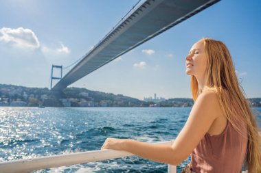 İstanbul 'da İstanbul Boğazı' ndan geçen feribottan denizin keyfini çıkaran mutlu kadın. İstanbul 'a yaz gezisi.