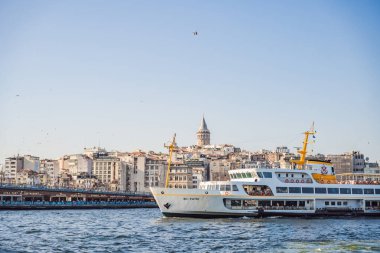 İstanbul, Türkiye 13 Ağustos 2022: Türkiye 'deki Müslüman mimari ve su taşımacılığı - İstanbul Boğazı' ndaki deniz yolculuğunun güzel manzaralı turistik simgeleri.