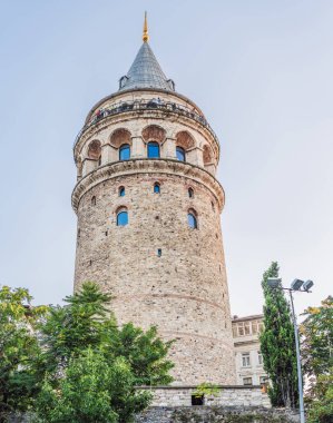 İstanbul kenti Türkiye 'de ufuk çizgisi, Beyoğlu' nda Galata kulesi olan eski evler.