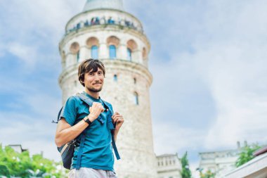 Beyoğlu, İstanbul, Türkiye 'deki Galata Kulesi manzaralı erkek turist portresi. Türkiye.