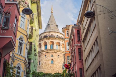 İstanbul kenti Türkiye 'de ufuk çizgisi, Beyoğlu' nda Galata kulesi olan eski evler.