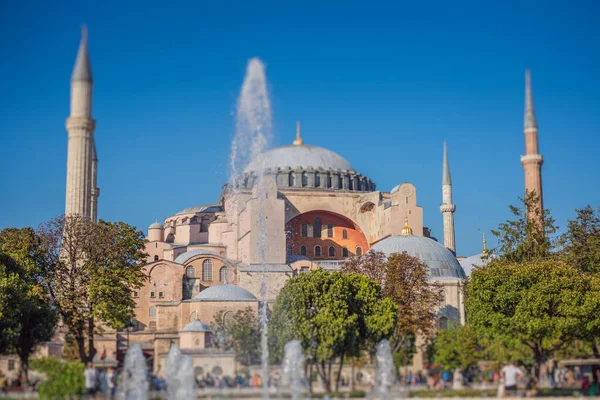 Güneşli gün mimarisi ve Eminonu 'daki Ayasofya Müzesi, İstanbul, Türkiye. Türkiye.