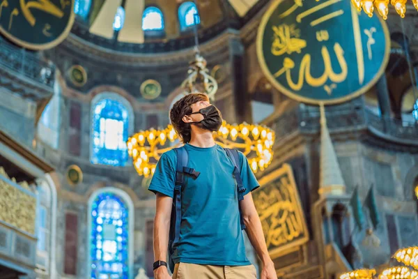 Homem Turista Apreciando Hagia Sofia Interior Ayasofya Istambul Turquia Arquitetura — Fotografia de Stock