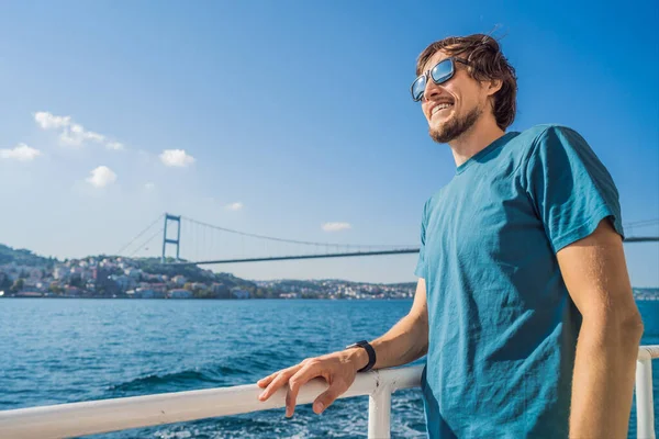 Homme Heureux Profitant Mer Depuis Ferry Traversant Bosphore Istanbul Voyage — Photo