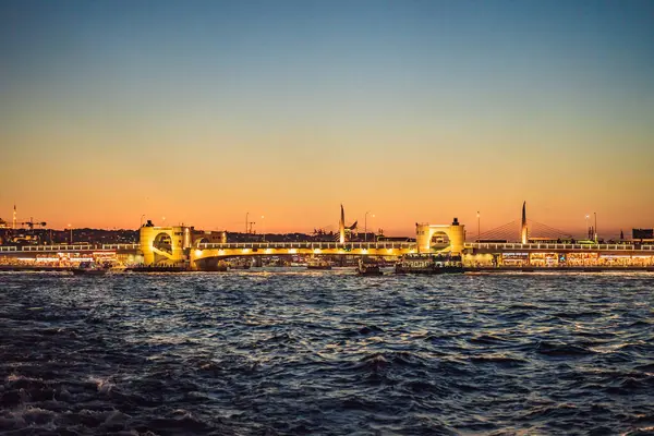 Istambul Pôr Sol Turquia Barco Turístico Navega Chifre Ouro Verão — Fotografia de Stock