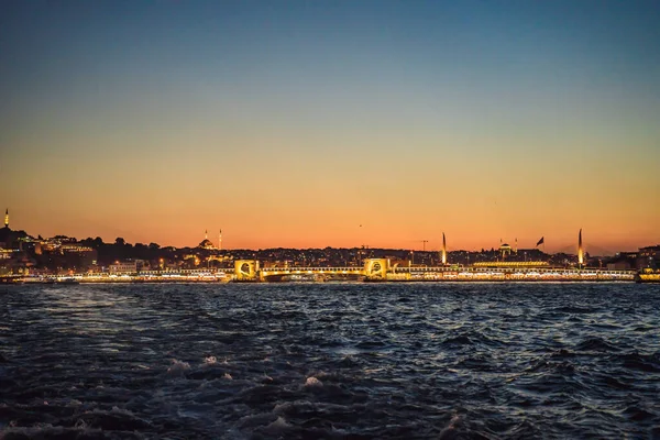 Günbatımında Stanbul Türkiye Turist Teknesi Yazın Golden Horn Dan Denize — Stok fotoğraf