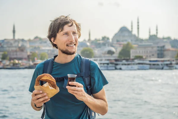 Homem Istambul Tomando Café Manhã Com Simit Copo Chá Turco — Fotografia de Stock