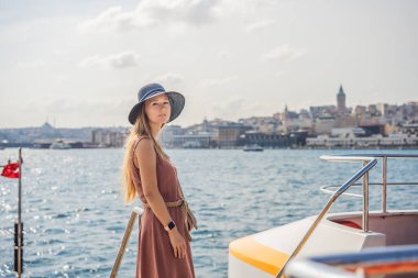 Beyoğlu, İstanbul, Türkiye 'deki Galata Kulesi manzaralı güzel kadın turist portresi. Türkiye.
