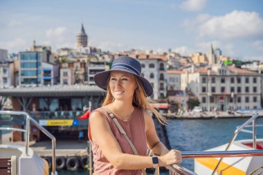 İstanbul 'da İstanbul Boğazı' ndan geçen feribottan denizin keyfini çıkaran mutlu kadın. İstanbul 'a yaz gezisi.