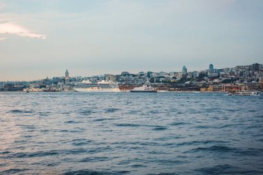 Büyük yolcu gemisi Galataport terminaline yanaştı, Boğaz kıyısında, Karakol Mahallesi 'nde, arka planda Galata Kulesi ile birlikte..