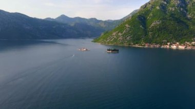 Kotor Körfezi 'ndeki insan yapımı bir adada bulunan Kayaların Leydisi' nin çarpıcı kilisesi bir dron tarafından ağır çekimde ele geçirildi. Kiliselerin mimarisinin karmaşık ayrıntıları sergileniyor.