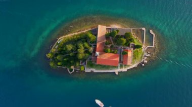 Karadağ 'ın Kotor Körfezi' ndeki Katolik Aziz George Manastırı 'nın nefes kesici manzarası. Ağır çekimde insansız hava aracında çekilen görüntüler, karmaşık mimariyi ve çarpıcı görüntüyü yakalıyor.