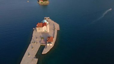 Kotor Körfezi 'ndeki insan yapımı bir adada bulunan Kayaların Leydisi' nin çarpıcı kilisesi bir dron tarafından ağır çekimde ele geçirildi. Kiliselerin mimarisinin karmaşık ayrıntıları sergileniyor.