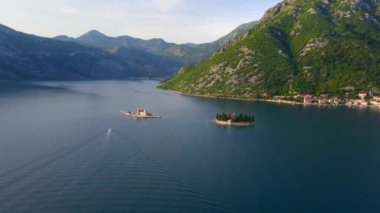 Kotor Körfezi 'ndeki insan yapımı bir adada bulunan Kayaların Leydisi' nin çarpıcı kilisesi bir dron tarafından ağır çekimde ele geçirildi. Kiliselerin mimarisinin karmaşık ayrıntıları sergileniyor.