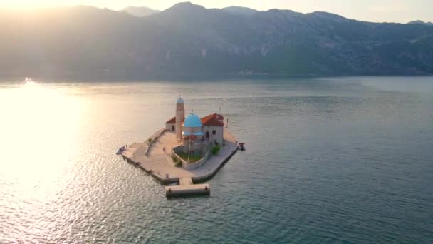 Die Atemberaubende Kirche Our Lady Rocks Auf Einer Künstlichen Insel — Stockvideo