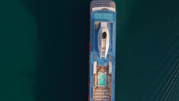 Langzame Luchtfoto Top Zicht Een Insect Cruiseschip Bewegen Zee — Stockvideo
