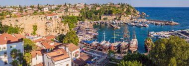 Antalya 'daki eski Kaleici kasabası. Antalya Eski Kent limanı, Taurus dağları ve Akdeniz 'in panoramik manzarası, Türkiye.