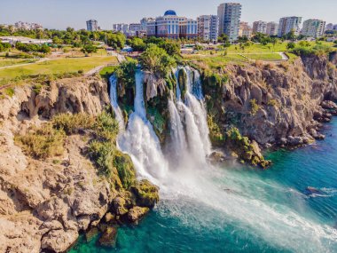 Aşağı Duden Şelalesi 40 metre yükseklikten Akdeniz 'e inanılmaz su bulutlarıyla düşen kayalık bir uçurumdan düşüyor. Türkiye 'nin Antalya kentinde turizm ve tatil beldesi fotoğrafı. Türkiye