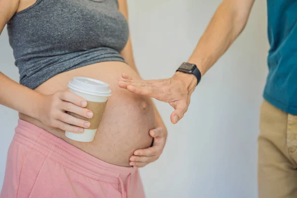 Manžel Zakazuje Těhotné Ženě Pít Kávu Těhotná Žena Drží Šálek — Stock fotografie