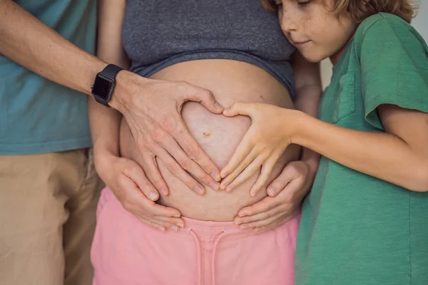 Kobieta Ciąży Ojciec Pierwsze Dziecko Trzymające Się Ręce Kształcie Serca — Zdjęcie stockowe